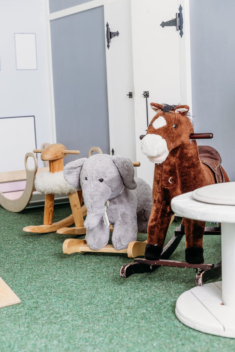 Kiikhobused mängutoas sünnipäevapeoks