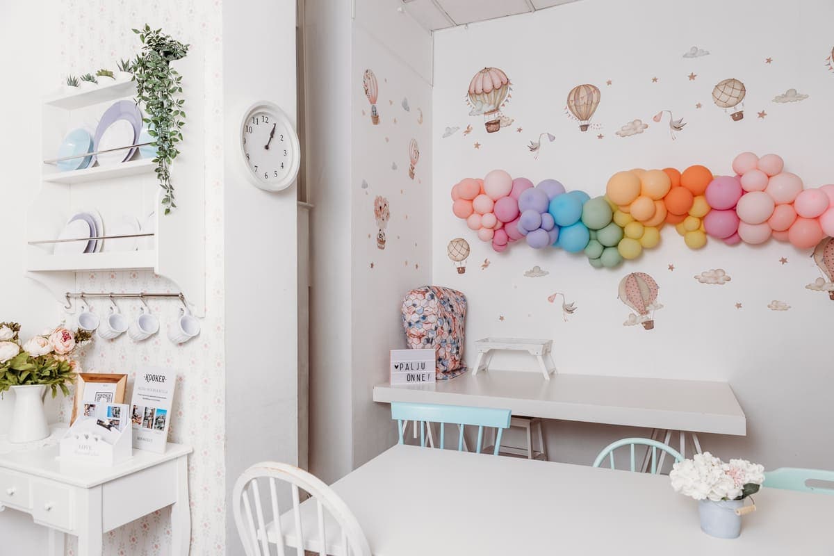 Laste sünnipäeva peolaud ja serveerimislaud mängutoas