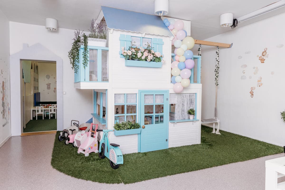 Valge mängumaja Sweetheart Stuudio laste peopaigas